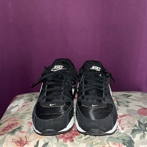 These are woman Nike Air max, size 10/5